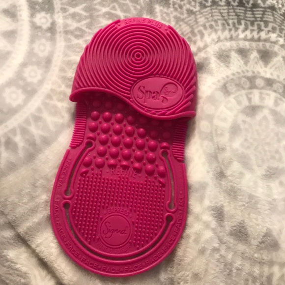 Sigma Beauty Other - Sigma glove